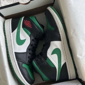 Nike air Jordan 1 Mid - Säljer mina Jordan mids så dem inte kommer till användning längre, skorna är i storlek 41 men passar mig som vanligtvis är en storlek 39 💜