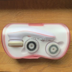 Vanity Planet Spin Brush - Ansiktsrengörande borste med tre olika batteridrivna roterande huvuden. Nypris: 1200 kr. Köparen står för frakten.