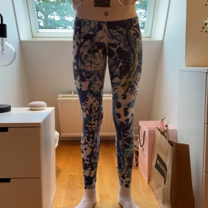 Stronges tights  - Jag säljer ett par färgglada stronges tights som inte har kommit till användning. Dem är väldigt bekväma och sitter bra.