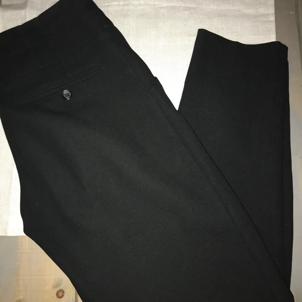 Svarta snygga kostymbyxor med knyte i midjan från Primark i stl 36. Säljes för 80 kr + frakt.. Jeans & Byxor.
