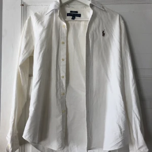 Vit Ralph Lauren skjorta  - I princip oanvänd skjorta från Ralph Lauren