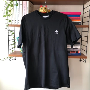 svart Adidas t-shirt  - Helt oanvänd svart Adidas t-shirt. 