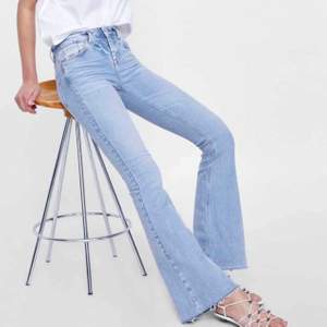 Ljusblåa bootcut jeans från Zara! 😊💘💗 jag är 170cm