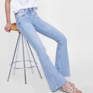 Bootcut jeans - Ljusblåa bootcut jeans från Zara! 😊💘💗 jag är 170cm