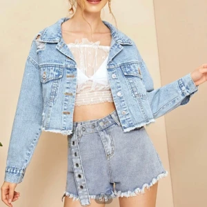 Jeans jacka - Säljer en lite croppad denim jacka, knapparna är av ett lite konstigt material så sänker priset en del, somrig 💘                                                                (frakten är inkluderad) 