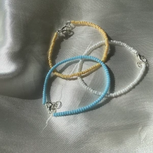 Julia Pearl Bracelet 💞 - Ännu ett nytt fint armband till sommaren. Finns i både vitt och ljusgult och turkos/blått💙🤍💛 Elastiskt band och justerbar längd för bra passform.  Passar fint till Noelle halsbanden.  10% av vinsten går till våra två organisationer, Talita och 