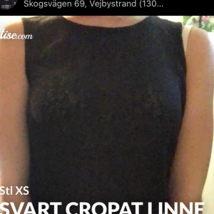 Cropat linne  - Svart cropat linne från H&M med knytning baktill och typ nätmaterial. Använd fåtal gånger. Kan mötas upp i Ängelholm och frakta köparen står för frakt. BUDA!!!