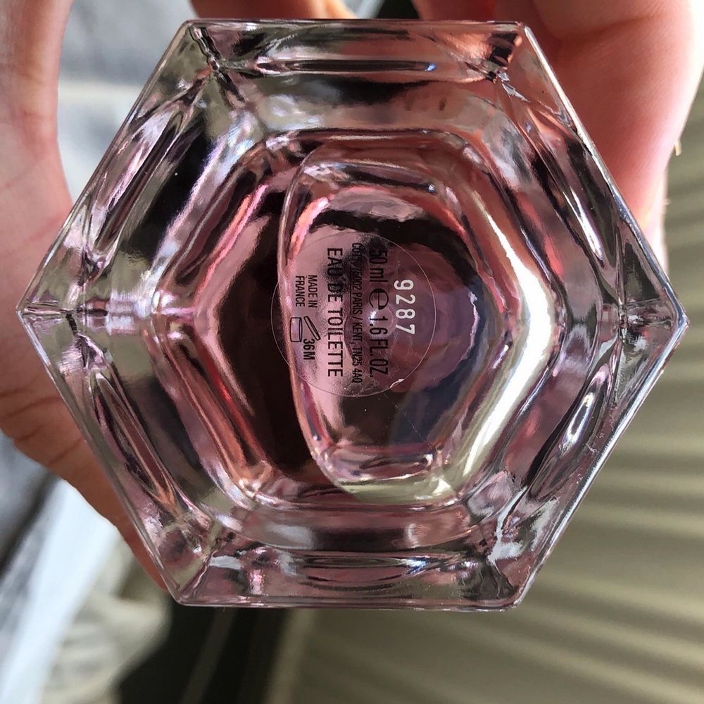 Gucci Flora Gorgeous Gardenia EdT 50 ml. Endast använd ett fåtal gånger, i princip en full flaska. Topnoter: röda bär, päron Hjärtnoter: vit gardenia, frangipaniblomma Basnoter: patchouli, ackord av farinsocker. Fritt fram att buda :) . Övrigt.