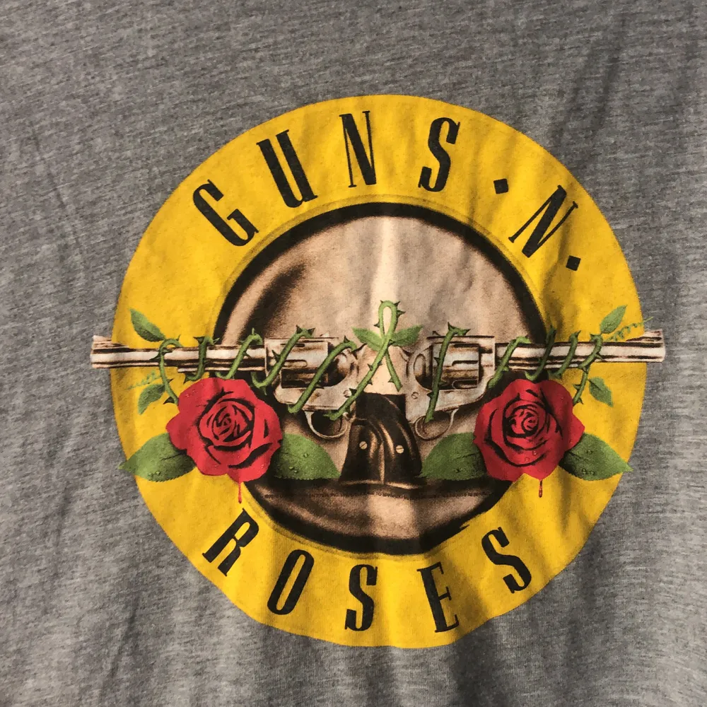 Guns N Roses Tshirt i bra skick. Den är i storlek M men passar också som S. Kan mötas upp i Stockholm eller köparen står för frakt!. T-shirts.
