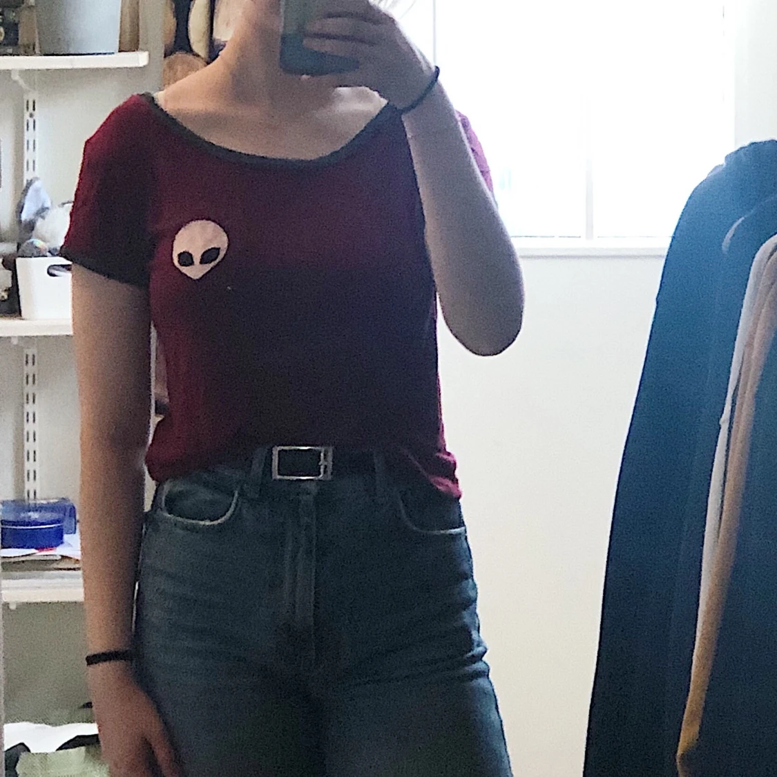 wide neckline t-shirt med alien print