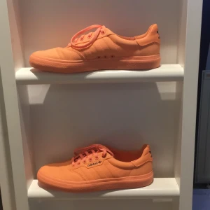Peach Adidas skor - Orange rosa adidas skor som jag använt 2 gånger inomhus så är i princip helt nya. Original lådan finns kvar med lite slitning men det är ju inte bara lådan jag säljer :) De är storlek 42.2/3 men de skulle passa en 43 också. Pris kan diskuteras 