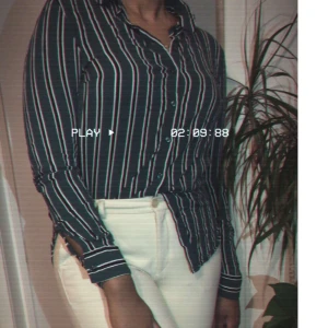 Grön randig skjorta  - Ett plagg i perfekt skick som jag köpt ett tag sen nen inte tycka haft på mig så ofta dock är den jättefin och skulle passa jättebra på någon annan!!💓