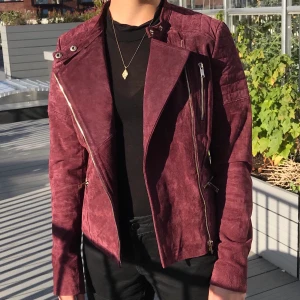 Vila Vielena Suede Biker Jacket SIZE: S - 🇩🇰Fuldstændig ubrugt biker jacket fra Vila Clothes. Prismærket sidder stadig på. Original pris: 900 DKK. Sælges for: 700 DKK. 🇸🇪Fullständigt oanvänd biker jacket från Vila Clothes. Prislappen sitter kvar. Originalpris: 1240 SEK. Säljs för: 965 SEK.