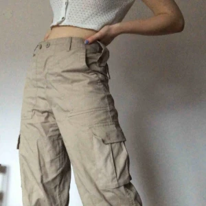 Beige cargopants - Coola beige cargopants som jag köpte här på plick men som ej kommit till användning pga har liknande. Storleken är väldigt reglerbar med hjälp av olika knappar och band så passar dels storlek S/36 men även större om man lättar på banden/väljer annan knapp