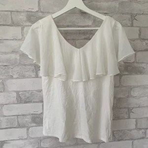 Topp med volang - Jättefin topp med volang runt hela! Använd ett fåtal gånger och är i nyskick. Säljer pga inte min stil längre <3 (samfraktar så kolla gärna in mina andra annonser)