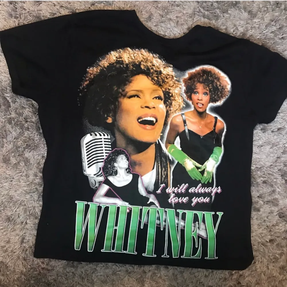 Tryck av Whitney Houston, bara testad då jag köpte utan att testa och den var för stor. T-shirts.
