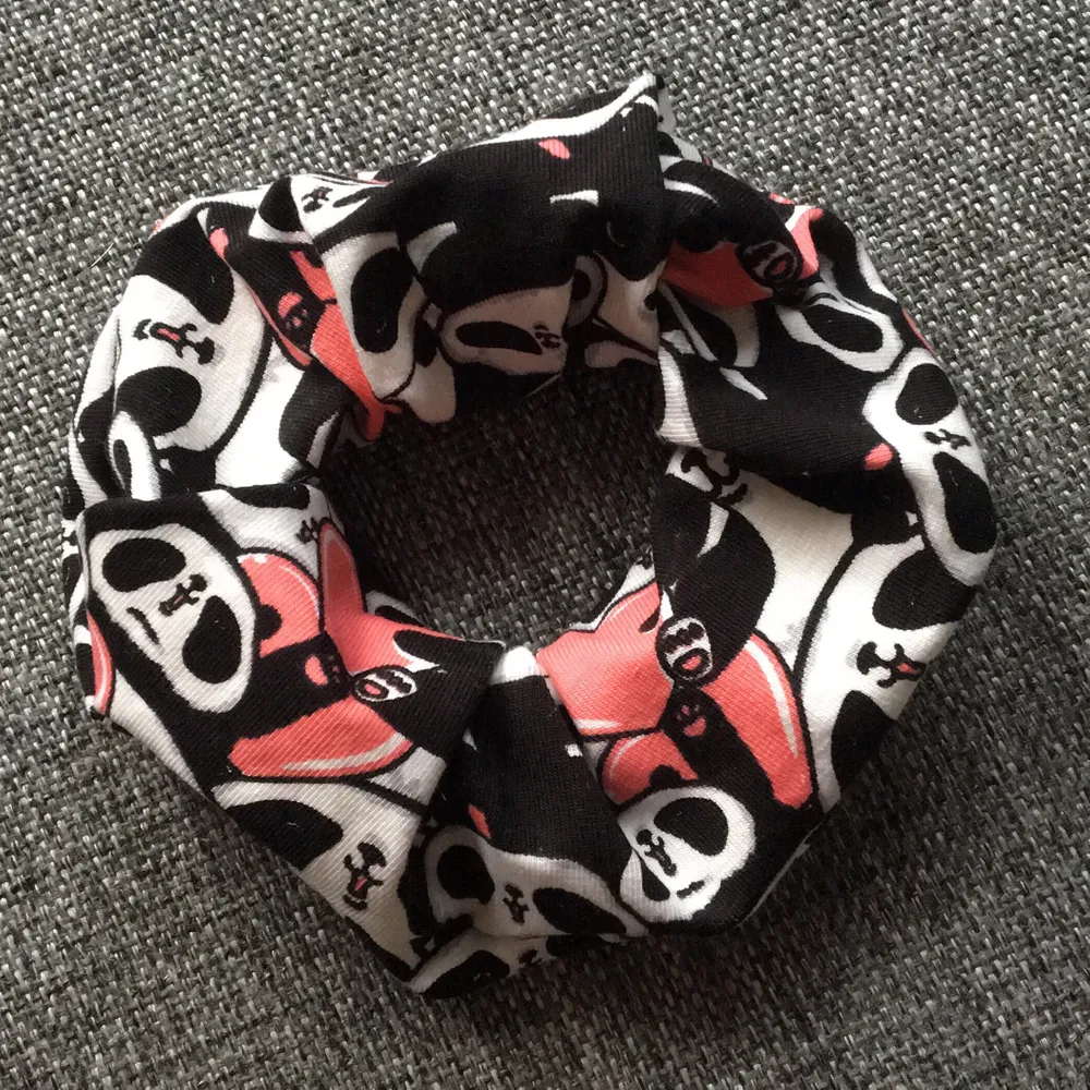 Säljer scrunchies för 25kr/st + 11kr frakt🥰 hör av er om ni är intresserade av att köpa!🦋🦋. Accessoarer.