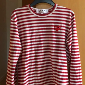 Commes des garcons   - Rödrandig CDG långärmad t-shorts(storlekar small). Endast använd en gång(skick 9.5/10). Inköpspris 1400kr. Passar mig inte längre därför säljer jag den:)