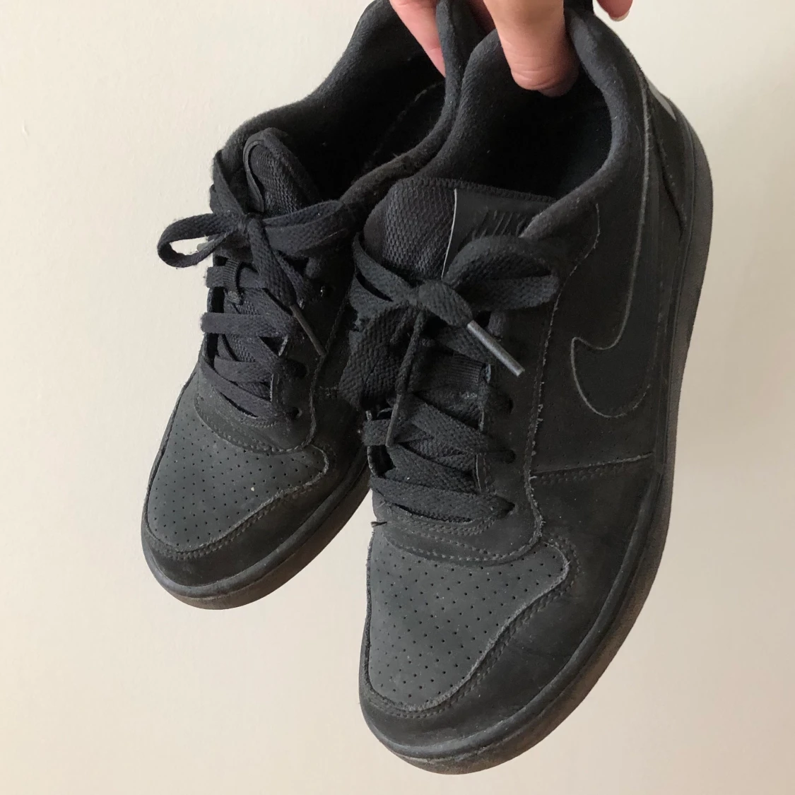 svarta basic nike skor