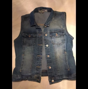 Snygg denim väst! - Supersnygg och fräsch denim väst! 🔥Använd en gång och sen hängt i min garderob. Storlek 34 (XS) men passar en 36(S) superbra! 😃Fraktar eller hämtas i Skåne 😊 inköpt för 399kr, i ny skick!