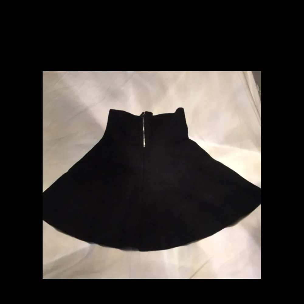 Superfin elegant kjol för höst/vinter! Knappt använd och därför i nyskick!🔥 Inköpt för 300kr, passar XS-S😃 Hämtas i Skåne eller fraktas!. Paidat.