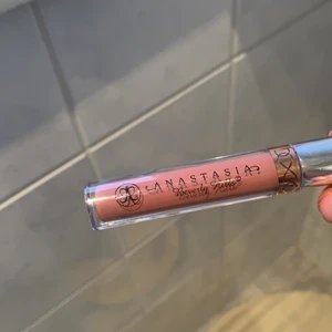 Anastasia liquid lipstick - Jättefin färg på läpparna, har endast testat den. 