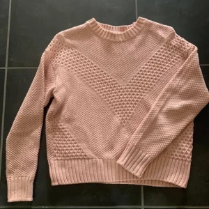 Stickad tröja - I storlek XS. Köparen står för eventuell frakt! 🌸 hör av dig till mig om fler bilder önskas eller om du har någon fundering💕💕