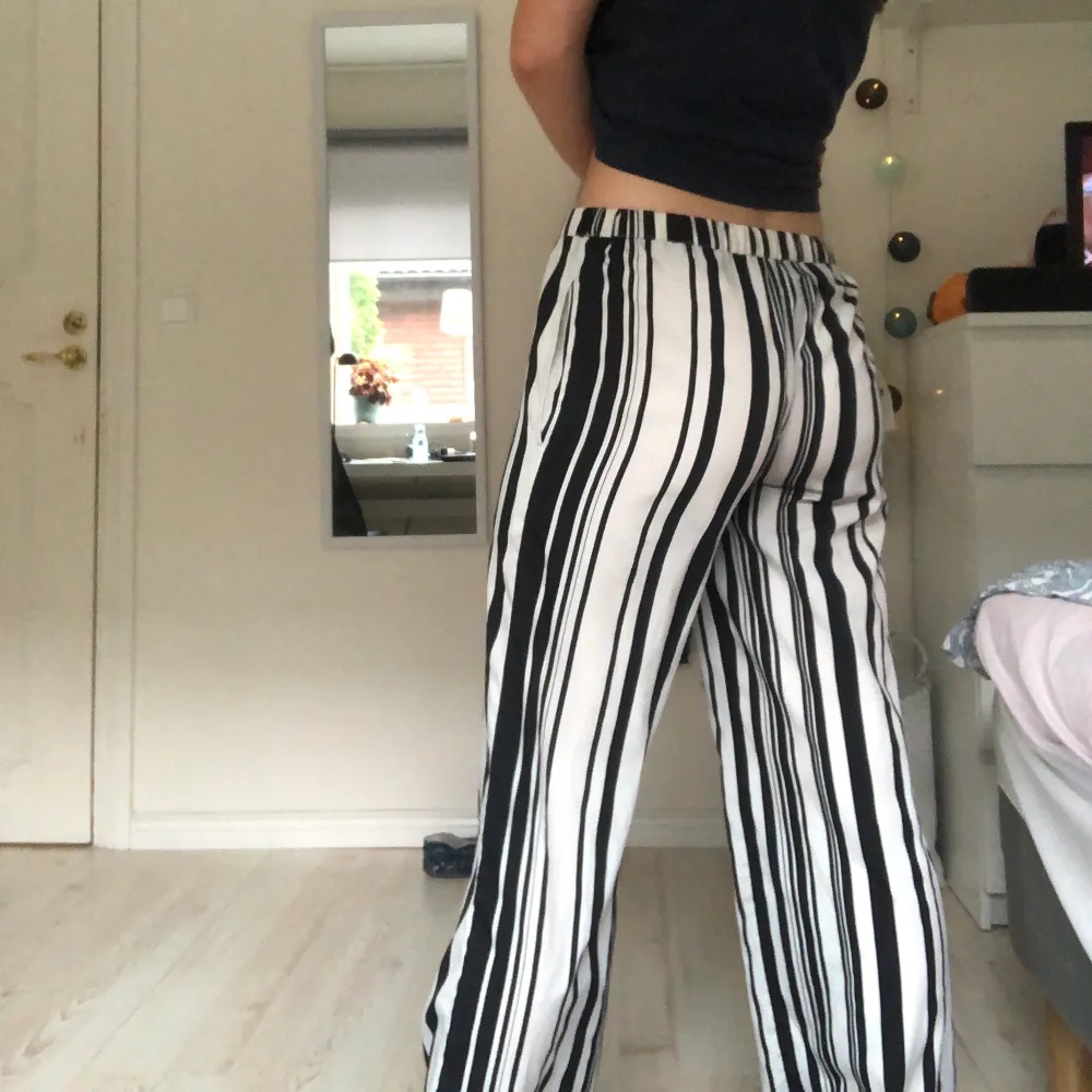 Randig svartvita byxor💞 Raka i modellen stolek 36. Passar bra på mig som är 170😊. Säljer då det inte kommer till användning. Köparen betalar för frakt eller kan mötas up💕. Jeans & Byxor.