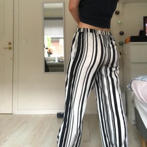 Randiga raka byxor - Randig svartvita byxor💞 Raka i modellen stolek 36. Passar bra på mig som är 170😊. Säljer då det inte kommer till användning. Köparen betalar för frakt eller kan mötas up💕
