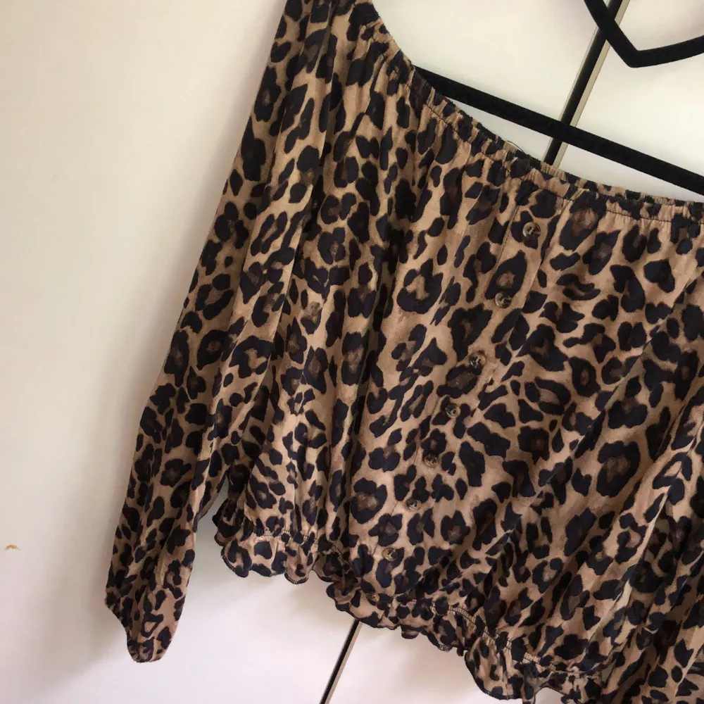 Leopard tröja från H&M med knappar (man kan inte knäppa upp dem) köparen står för frakt . Toppar.