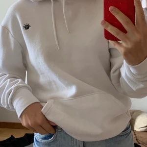 Tjocktröja - Denna tjocktröjan är från H&M herravdelning. Den är stor i storleken och därför säljer jag den