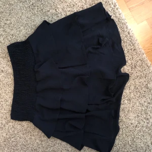 Mörkblå kjol - Mörkblå volang kjol från vero moda, mycket liten i storleken så är i storek L men passar M utmärkt och S beroende på önskad passform 