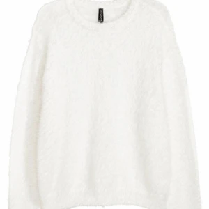 Lurvig tröja  - En vit lurvig tröja från h&m! Fint skick och i storlek xs. Hör av er om ni har frågor😚