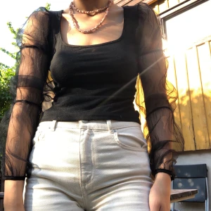 Festtopp - Snygg tröja i soft material och med tyllärmar