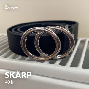 Skärp - Fint skärp, knappt använt! Dock avklippt själv så inte jätte snyggt men syns inte 😊75cm långt. 