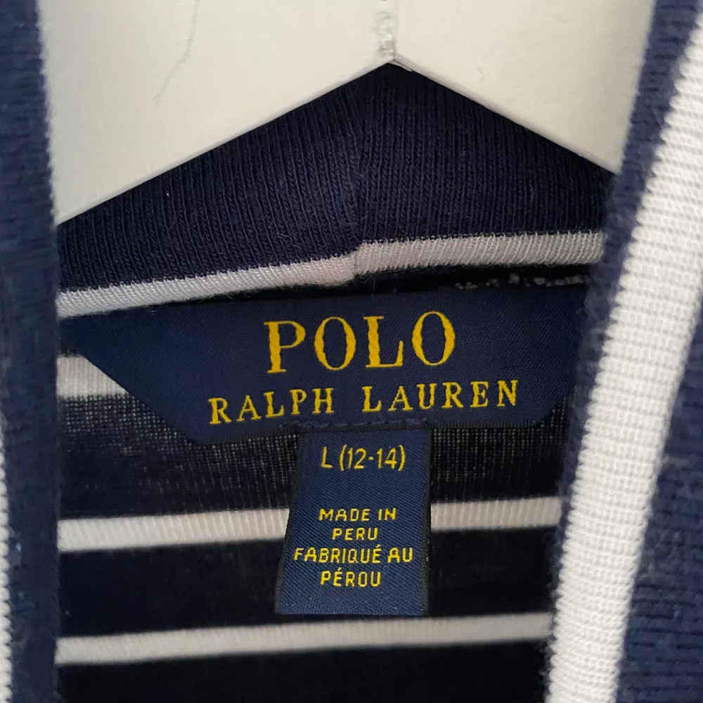 Randig Polotröja från Ralph Lauren, använd få gånger, mycket bra skick, Stl 12-14 år (Barn L) 100kr+frakt. Tröjor & Koftor.