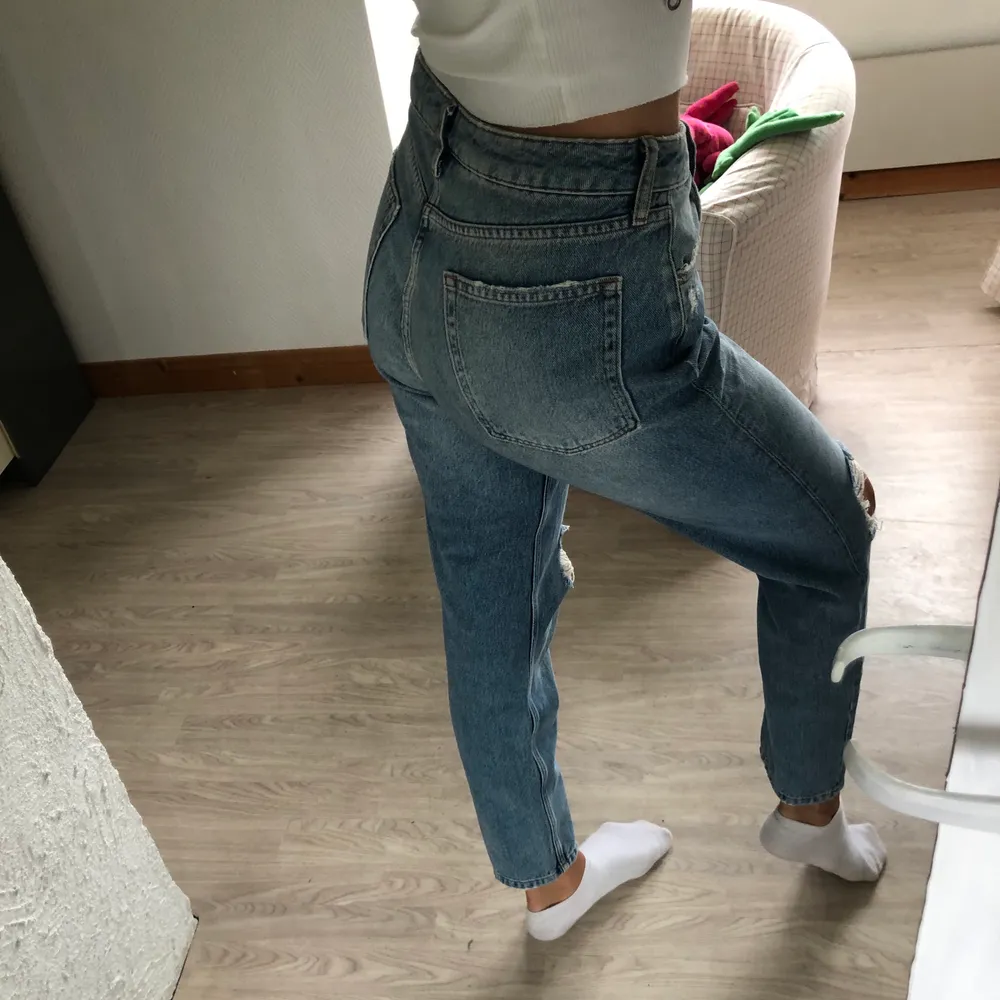 Blåa mom jeans från h&m i storlek M, köpta här på plick men passade tyvärr inte. Köparen står för frakten! . Jeans & Byxor.