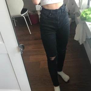 Svarta jeans - Jättefina jeans från lager 157. Dock aldelles för stora för mig som vanligt vis har storleken XS. Dessa jeans är i storlek S men tror dock dem skulle behöva ett skärp i midjan. Dem är långa i benen. Aldrig använda utan bara testade 1 gång.