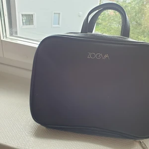 Zoeva smink väska / Zoeva makeup bag - Sminkväska (34 x 23 x 13 cm) , jättebra kvalitet . Jag säljer den för att jag äger lite smink ..Det är används lite .. ny price : 560 kr .. jag säljer för 270 kr 