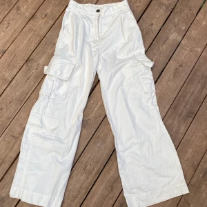 Vita stora byxor  - Säljer dessa byxor från monki, frakt 66kr💞 