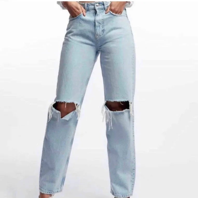 Säljer de jättepopulära jeansen från Gina! Aldrig använda (prislappen även på)💕 Slutsålda överallt vad jag vet<3  passar mig som vanligtvis brukar ha storlek S/M på mig❤️ Budet ligger på 850kr❣️. Jeans & Byxor.