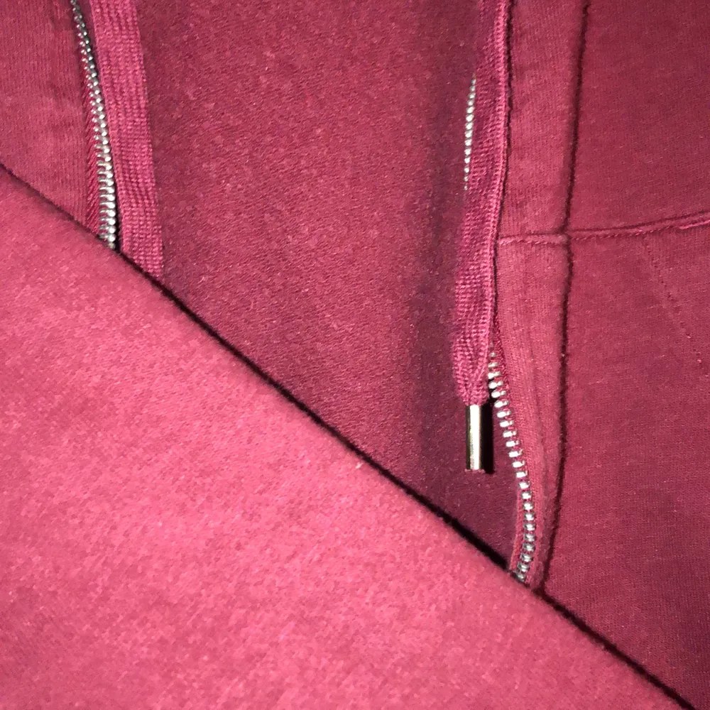 Vinröd hoodie med luva och zipper. Den är croppad. Passar s-m . Hoodies.