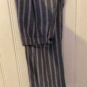 Kostymbyxor  - Skit najs Brandy Melville byxor! Sitter super fint och är såå sköna, (byxorna är ganska korta i längden!!). Köparen står för frakten annars möts vi upp på söder 🧸