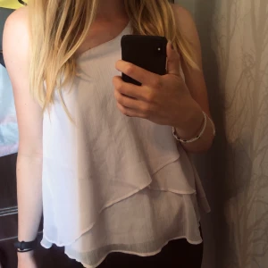 ONE SHOULDER LINNÉ  - Supersnyggt one shoulder-linne från Sara Kelly by Ellos. Mycket fint skick! Storlek 38 men passar även 36 och 40 skulle jag säga. Köparen står för frakten💜