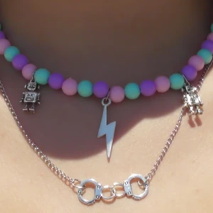 Halsband med pärlor och berlocker🥰 - Säljer mitt halsband (det i pastellfärgade pärlor) som jag gjort själv ⚡️🧚‍♀️ frakt tillkommer✨