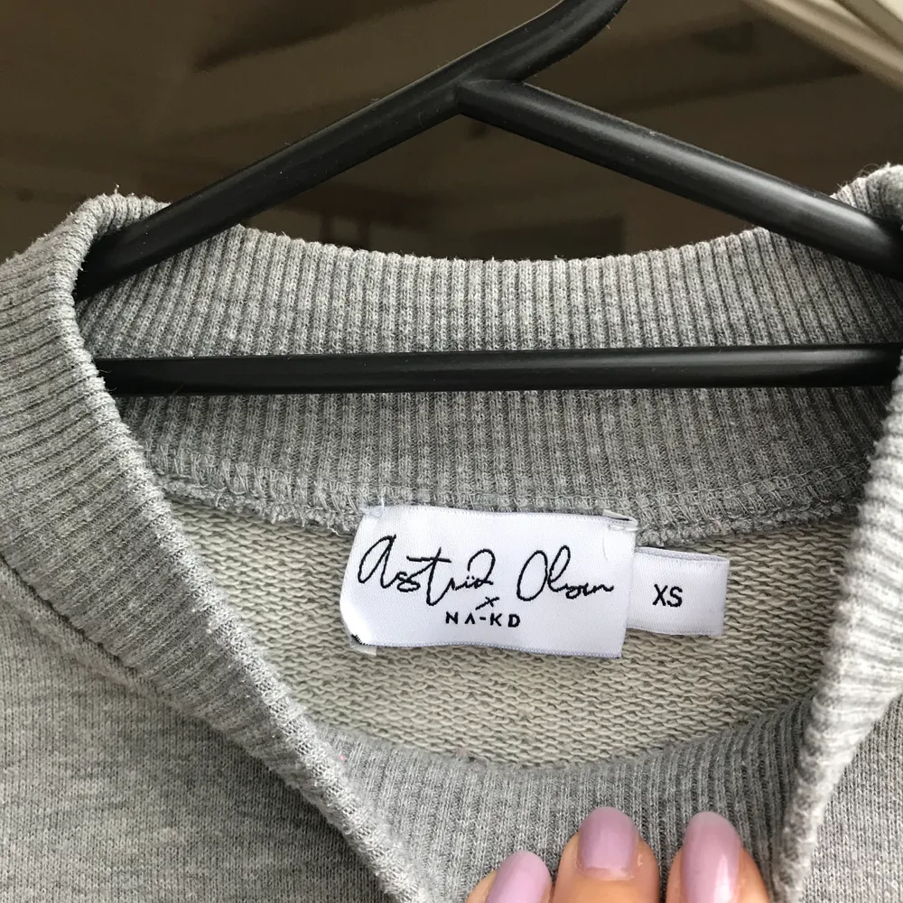 En grå cropped sweatshirt från nakd i en kollektion av Astrid Olsen. Slutsåld i nästan alla storlekar men finns att kolla på fler bilder på nakds hemsida. Frakt ingår inte i priset. . Tröjor & Koftor.
