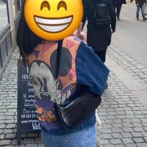 Jeansjacka med tryck  - Asball jeansjacka med Musse pigg tryck på ryggen, ärft utav min mamma. Står ingen storlek på baksidan men skulle säga att den passar en XXS-S beroende på hur man vill att den ska sitta. 