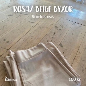 Beige byxor- Storlek S - Så himla fina rosa, byxor, som en kostymbyxa, så bekväma! En extremt fin färg, ljus ljus rosa, lite beige i tonerna.  Säljes då de är lite långa för mig. Vanlig längd, men är själv ganska kort!  Helt oanvända, lappen kvar, superfint skick💛💛 Köparen betala