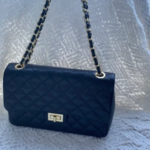 Isabella rhea handväska  - Isabella rhea handväska som jag fick i födelsedagens present men som tyvärr aldrig kommer till användning. Nypris 3500 kr men säljer för 1500 kr. Kan mötas upp i Stockholm annars står köparen för frakten. 