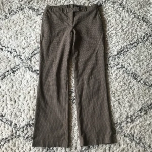 Ett par bruna Kostym byxor i storlek 40 - Ett par prima byxor köpt secondhand men originellt från h&m ✨ frakt 42kr eller så möts jag upp i Liljeholmen eller slussen